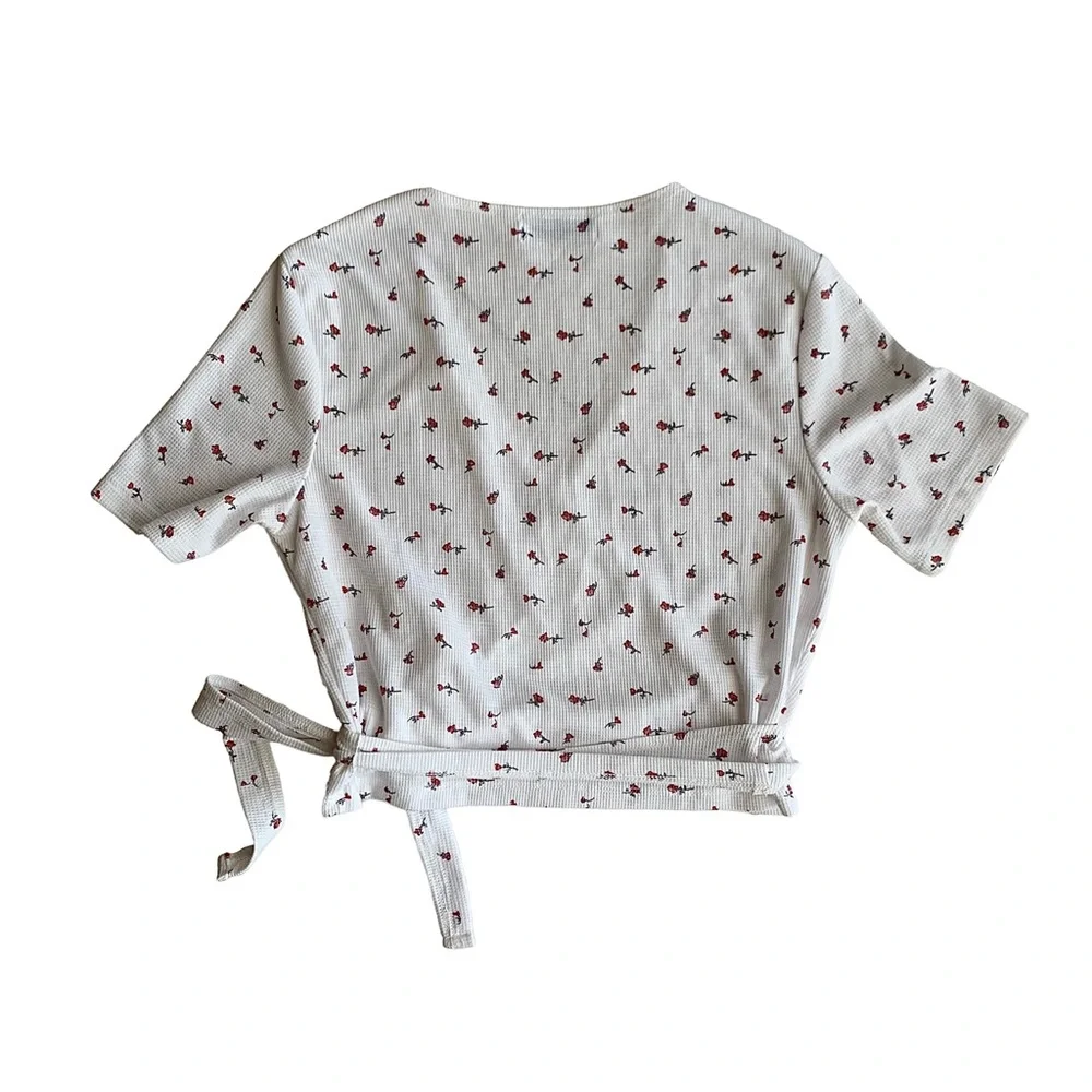 bershka floral print wrap top in white 💐 - Picture 2 of 9